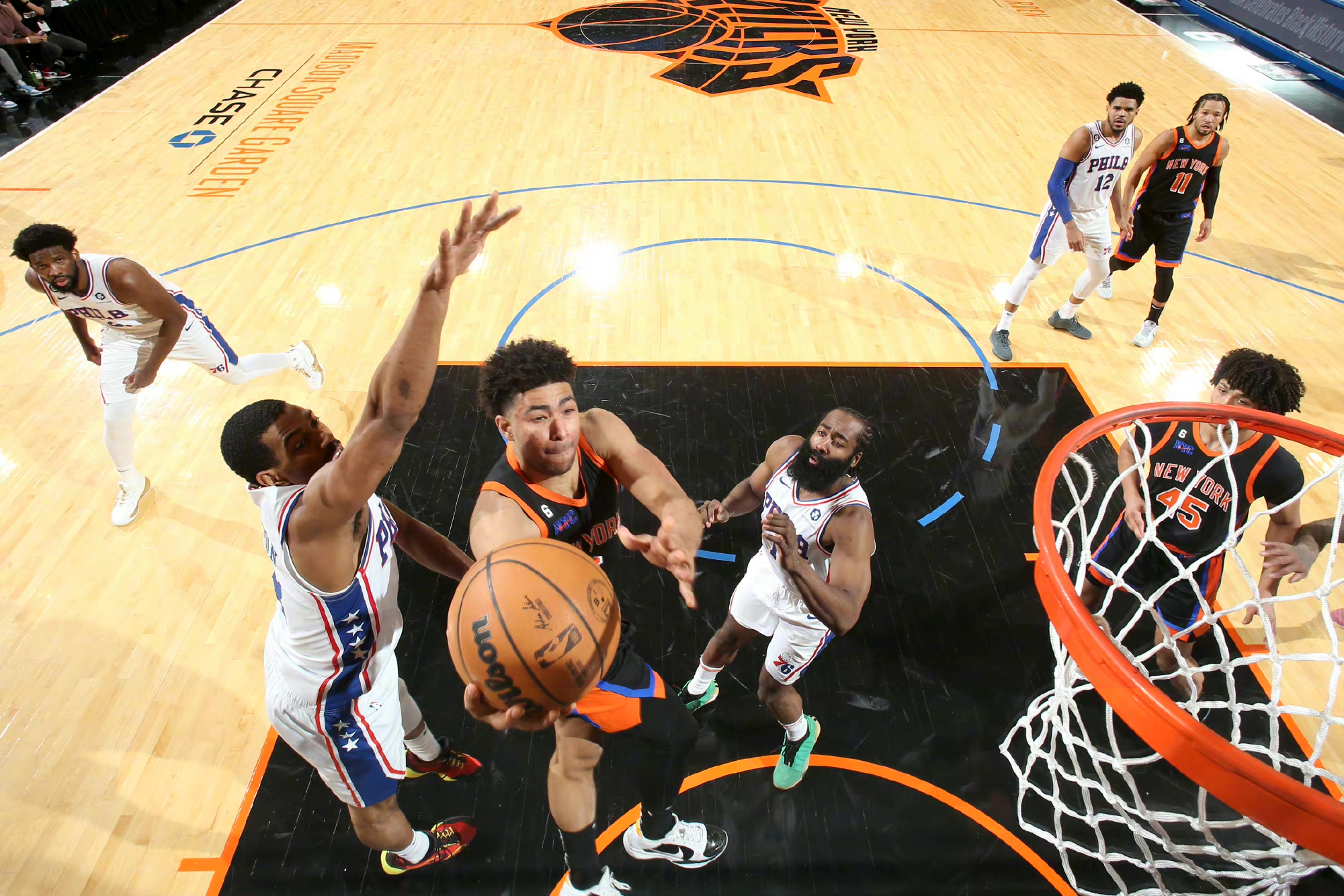 从尼斯围绕NBA常规赛完成体检到纽约尼克斯篮板制胜备战意大利杯，广州队更衣室发声备战足总杯的简单介绍