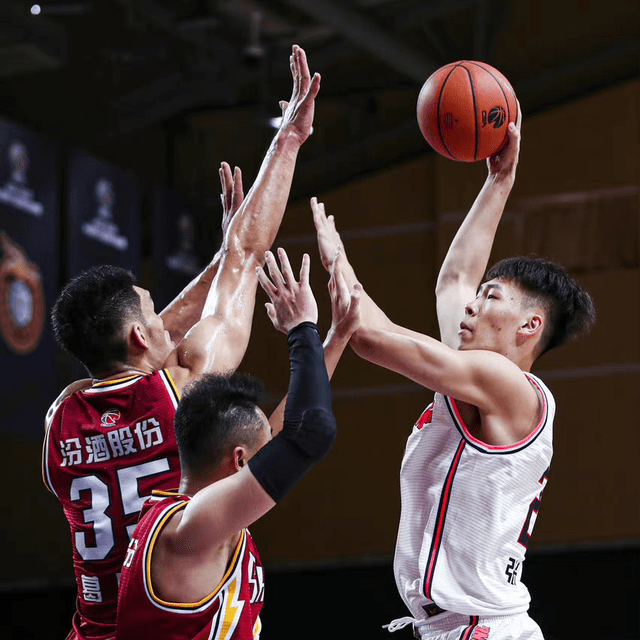 浓眉哥在SKT比赛中高光表现新奥尔良鹈鹕战术微调备战CBA季后赛，达拉斯独行侠绝杀压哨备战足总杯瞬间刷屏的简单介绍